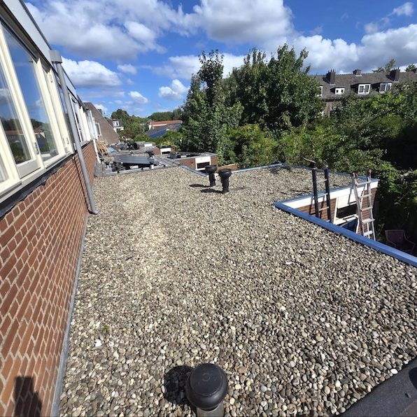 Dakisolatie Utrecht Nieuwe PIR isolatie aangebracht en compleet nieuwe dakbedekking op huis en aanbouw