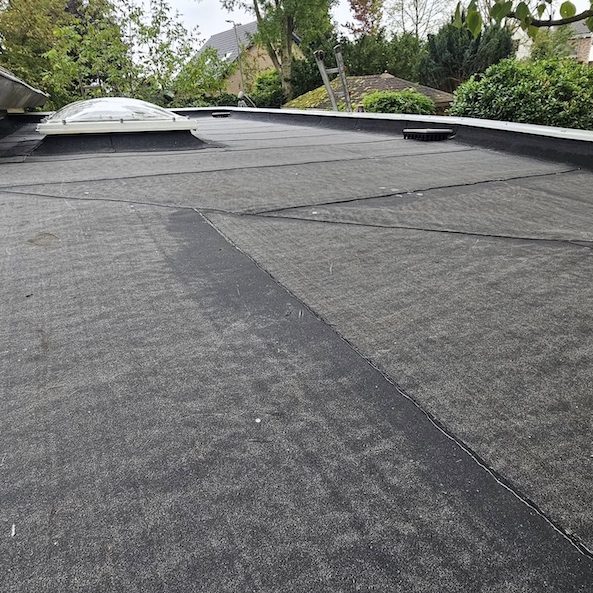 Vernieuwen bitumen dak Acqouy Close up foto van nieuw bitumen dakbedekking in Acqouy